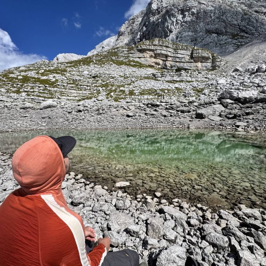 Klarer Bergsee im Karst auf dem Weg zu den Prehodavci