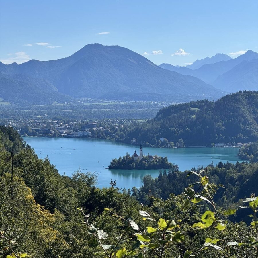 Blick vom Aufstieg über Bled zurück auf den Bleder See mit der Insel