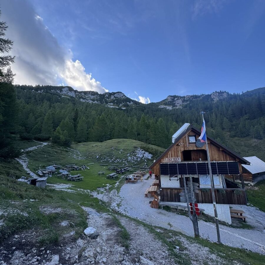 Blejska koča na Lipanci auf 1630 Metern mit Sonnenterrasse