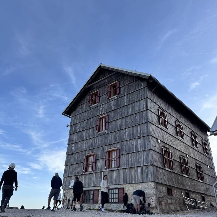 Dom Planika pod Triglavom auf 2402 Metern mit Gästen vor der Hütte