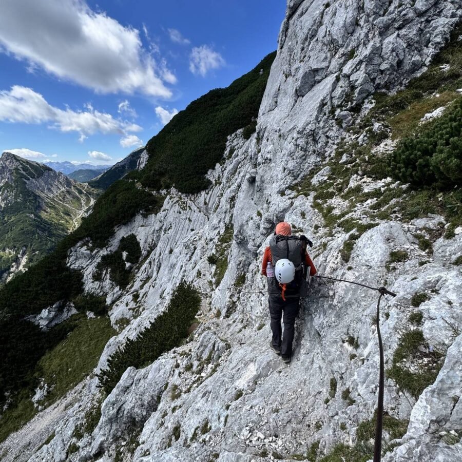 Drahtseilversicherte Querung im Fels am Studorski preval in den Julischen Alpen