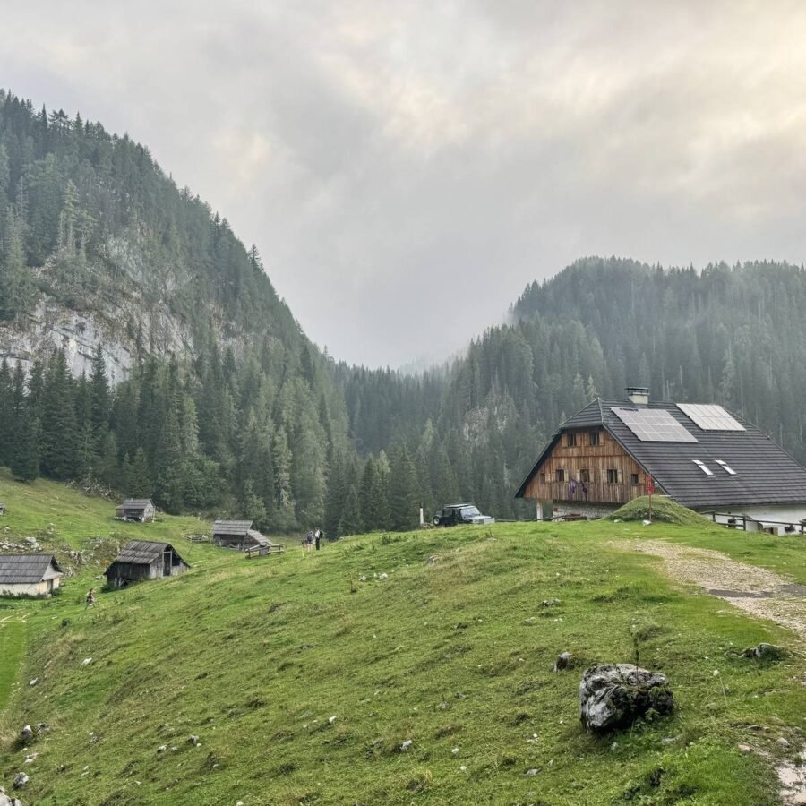 Koča na planini pri Jezeru auf der Alm im Abendnebel