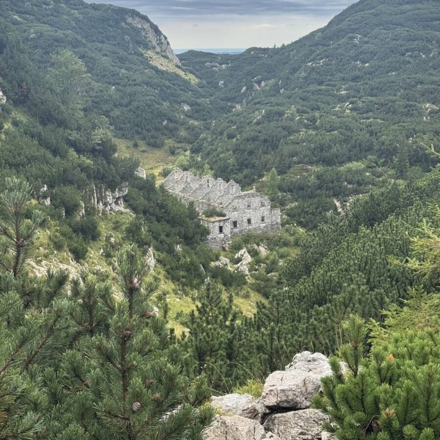 Mauerreste einer Stellung der Isonzofront im Krn-Gebiet