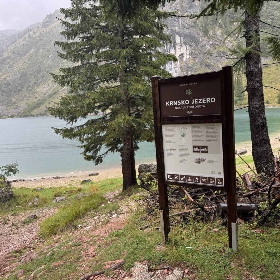 Infotafel am Krnsko jezero mit Blick auf den See
