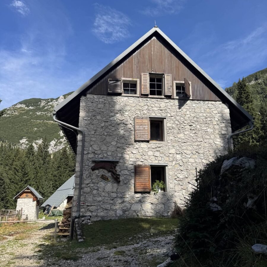 Planinski dom pri Krnskih jezerih, Steinhaus auf 1383 Metern