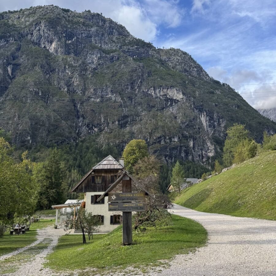Organic Tourist Farm Pri Plajerju in Trenta vor der Bergflanke