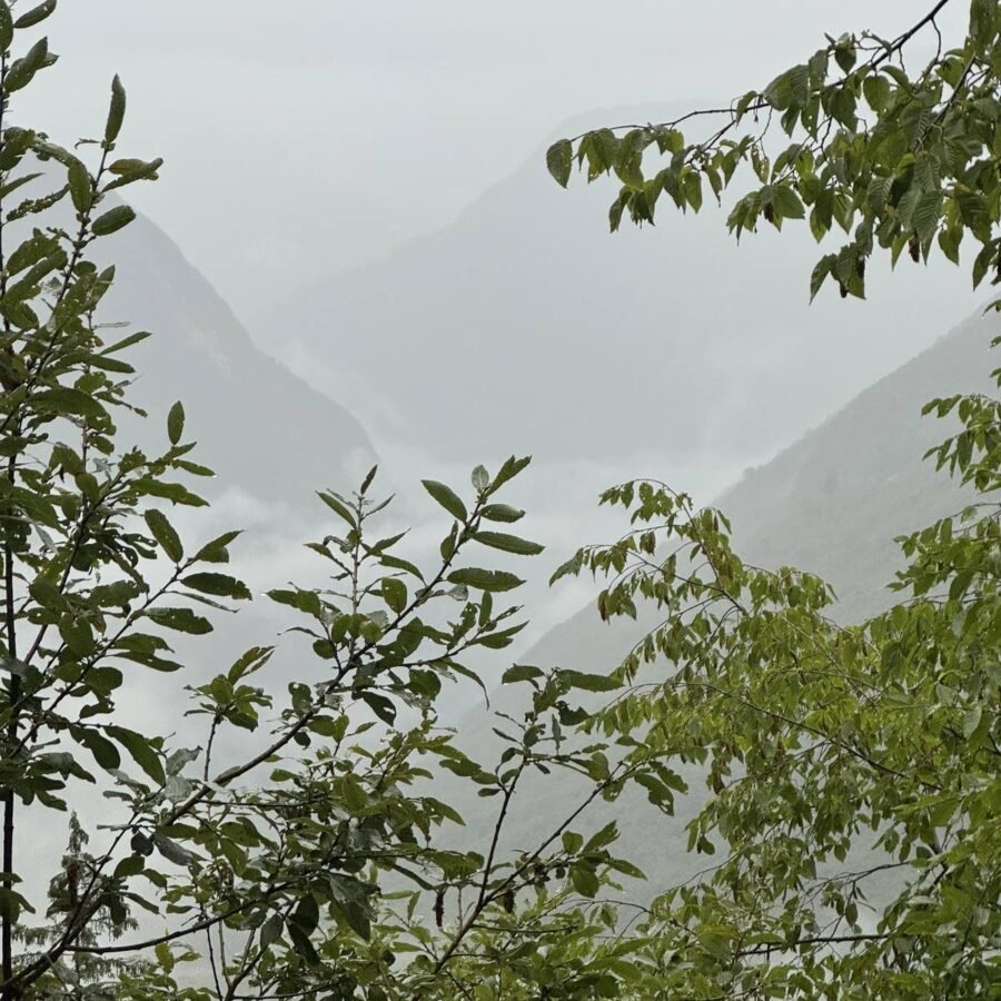 Regenverhangenes Tal beim Abstieg von den Krn-Seen