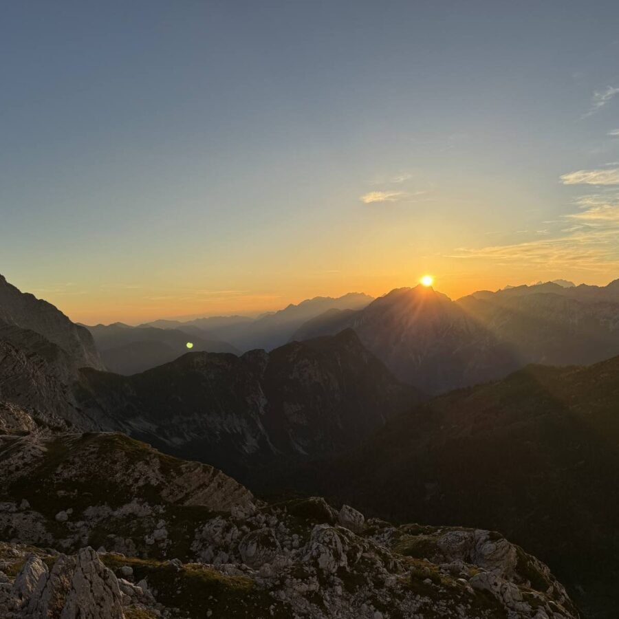 Sonnenuntergang über den Graten der Julischen Alpen an den Prehodavci