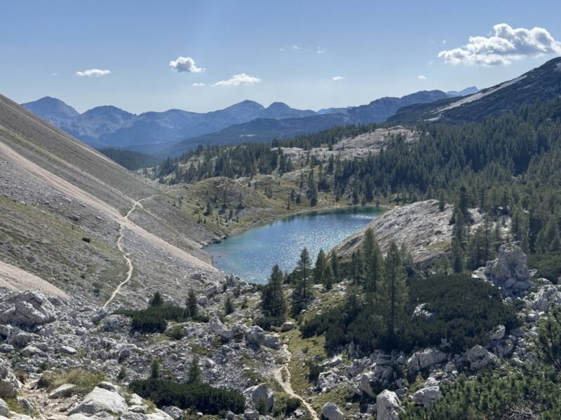 Bergsee im Tal der Sieben Seen mit Fels und grünen Wiesen