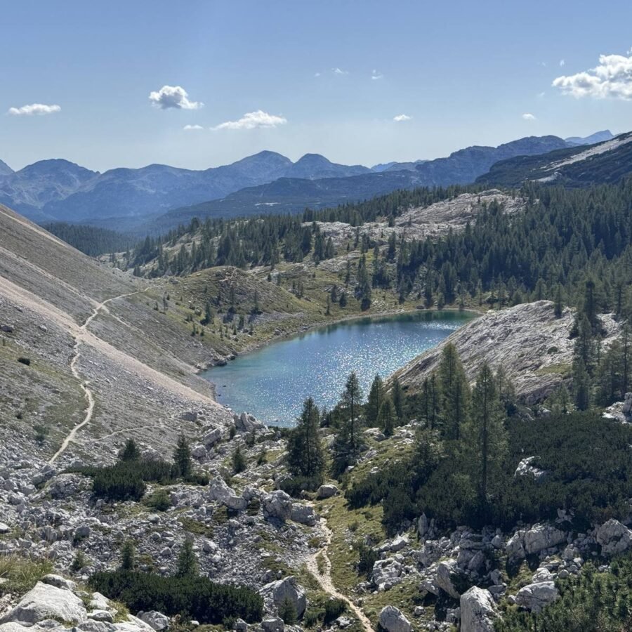 Bergsee im Tal der Sieben Seen mit Fels und grünen Wiesen