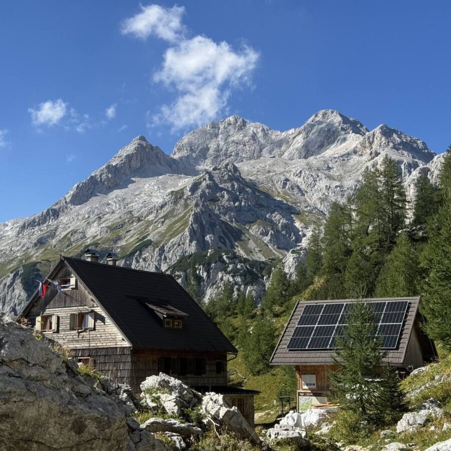 Vodnikov dom na Velem polju vor den Gipfeln des Triglav-Massivs