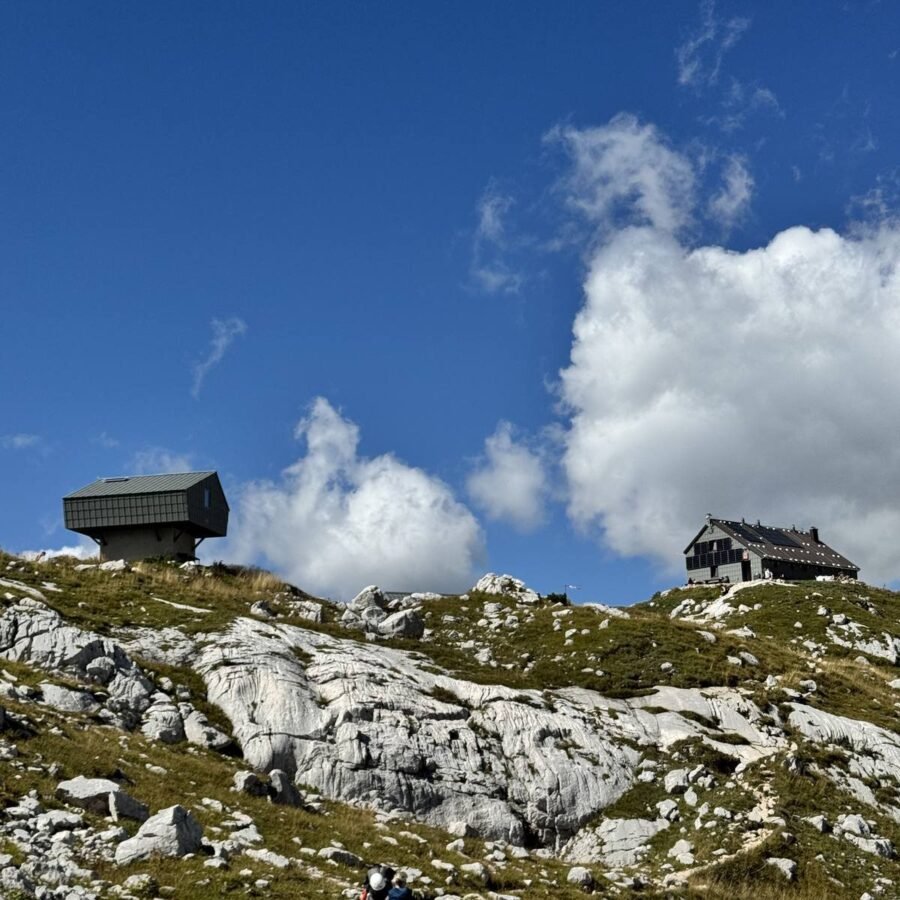 Zasavska koča na Prehodavcih mit Biwakgebäude auf 2070 Metern